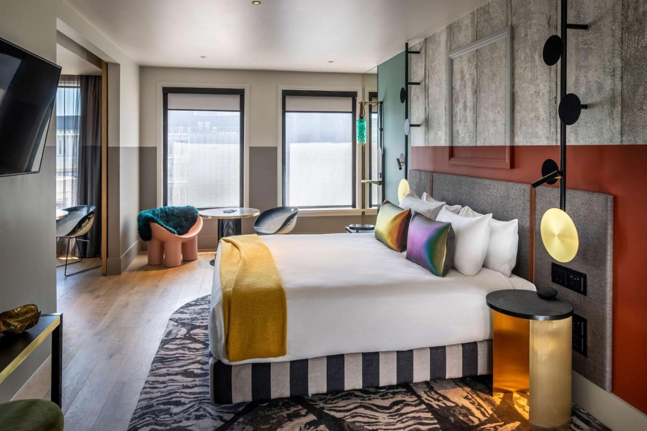 Qt Auckland Hotel Bagian luar foto A bedroom at the hotel