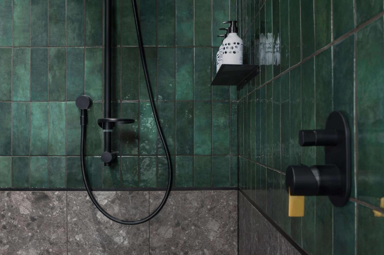 Qt Auckland Hotel Bagian luar foto Bathroom