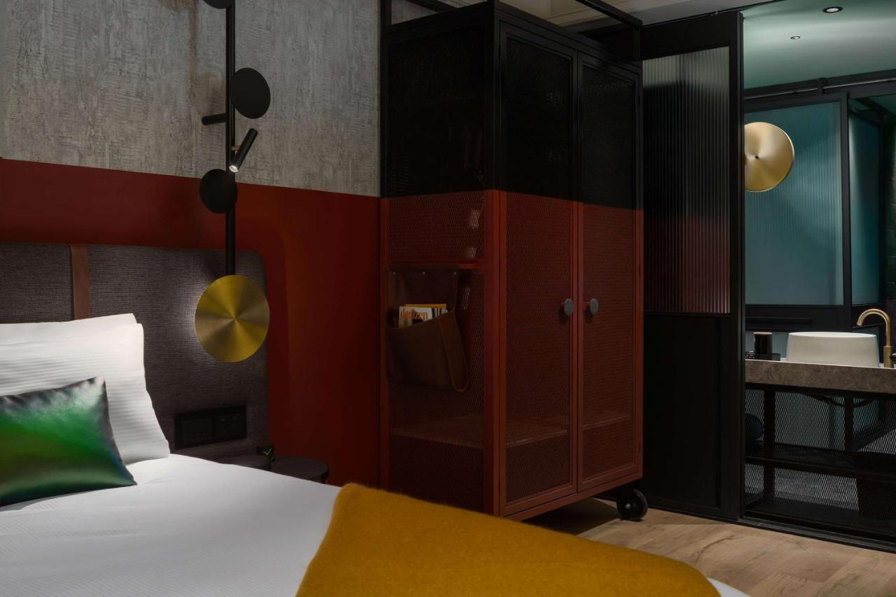 Qt Auckland Hotel Bagian luar foto A safe in a hotel room
