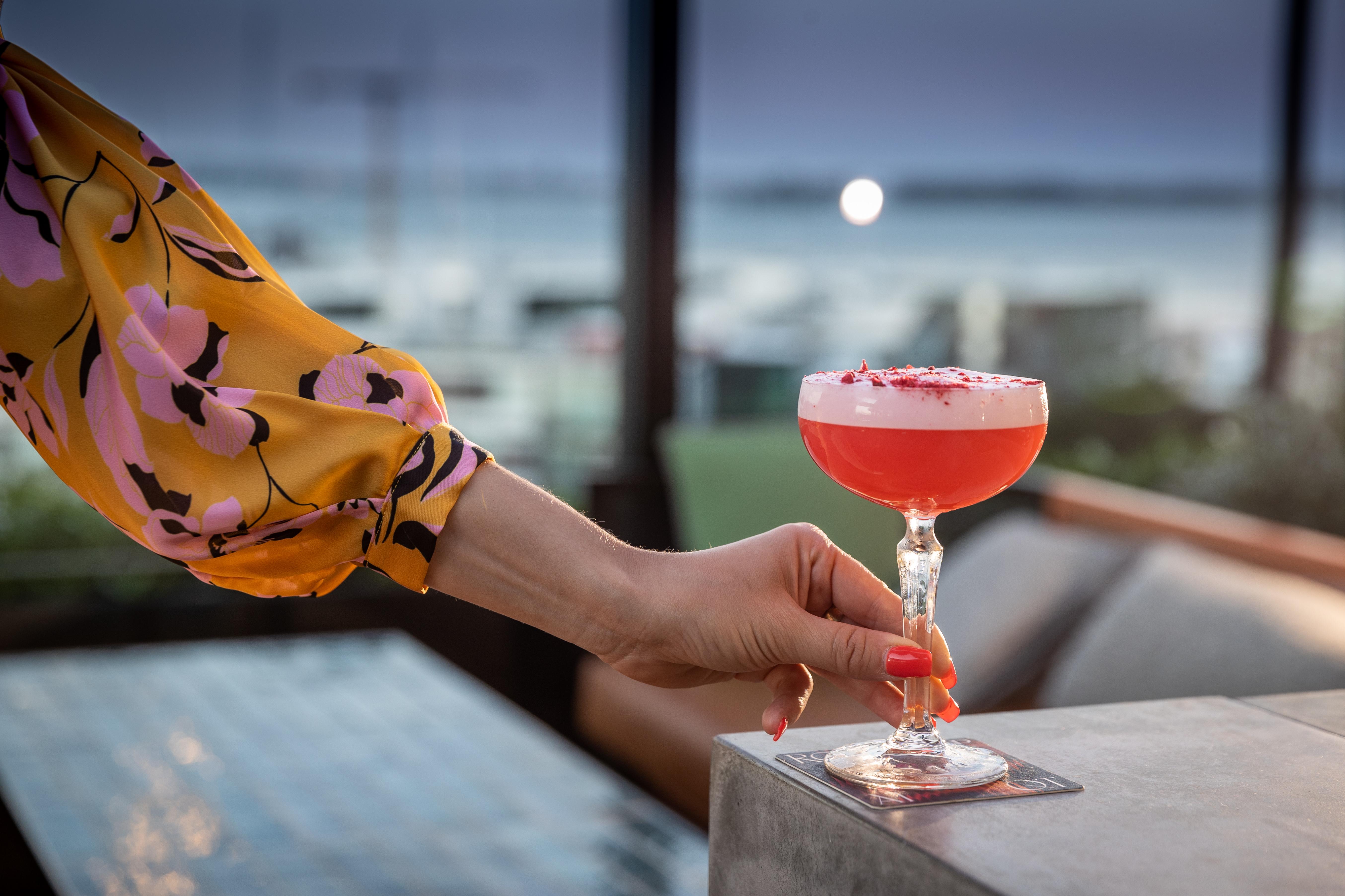 Qt Auckland Hotel Bagian luar foto A woman holding a cocktail