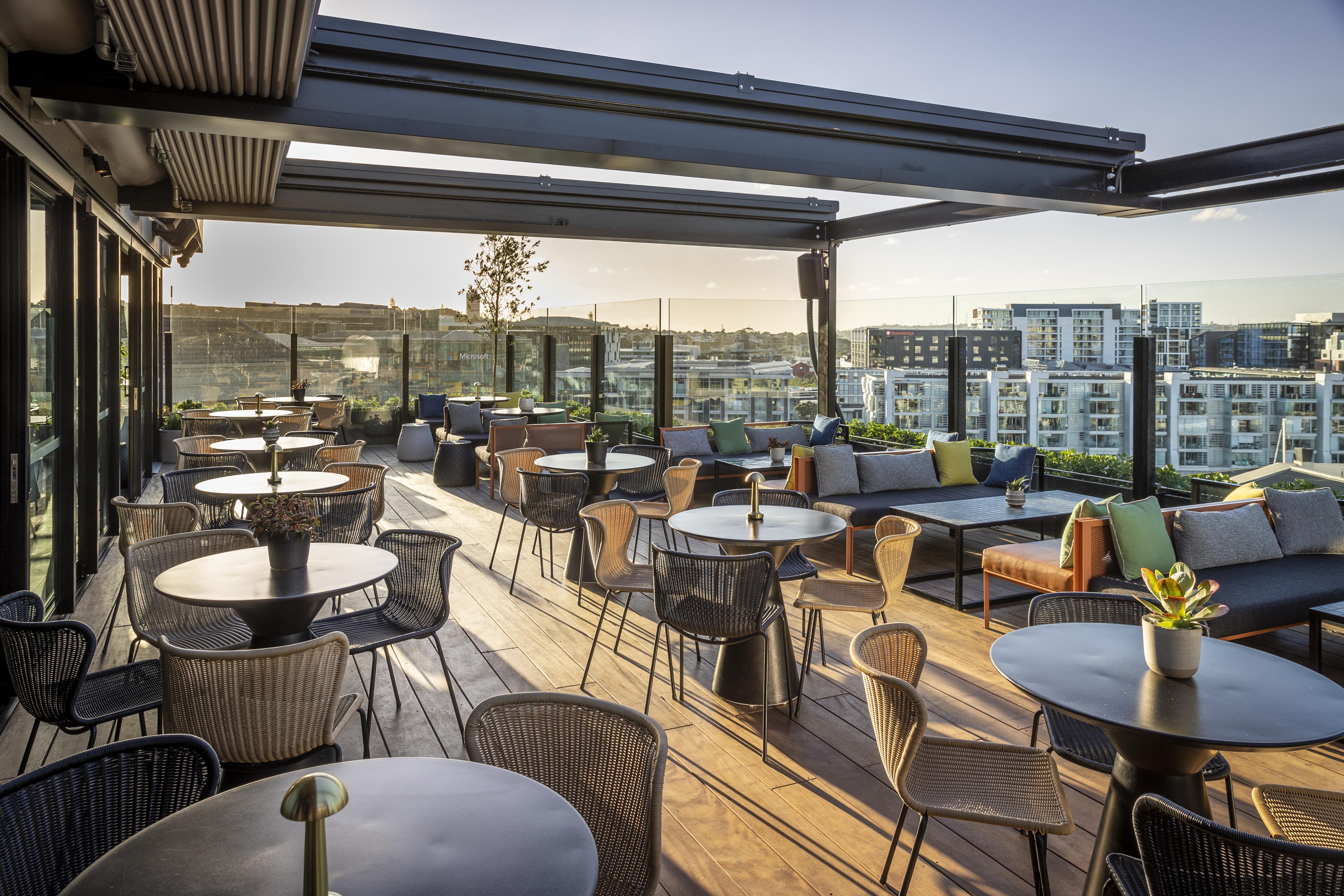 Qt Auckland Hotel Bagian luar foto The rooftop bar at the hotel